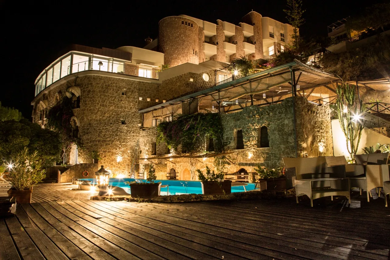 Il Gabbiano Palinuro lit up in the evening, with its terrace and pool