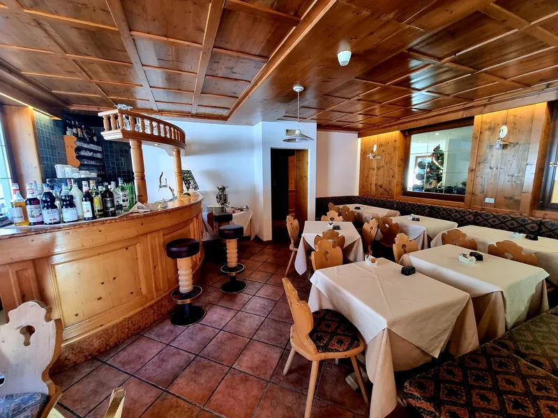 The wooden bar counter and the dining room with its large windows